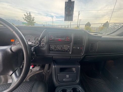 Used 2002 Chevrolet Avalanche 4x4 w/ Convenience Pkg image 9