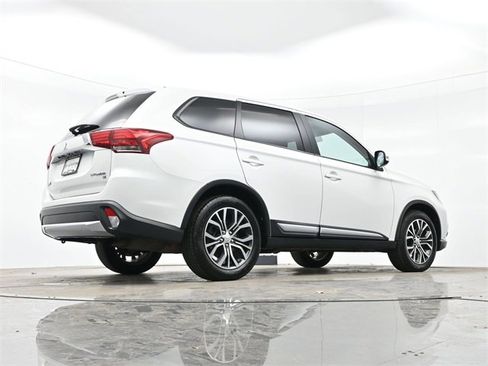 Used 2017 Mitsubishi Outlander SE image 29