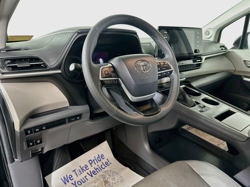 Used 2024 Toyota Sienna Limited AWD/4WD image 9