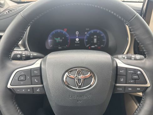 Used 2024 Toyota Highlander Platinum AWD/4WD image 16