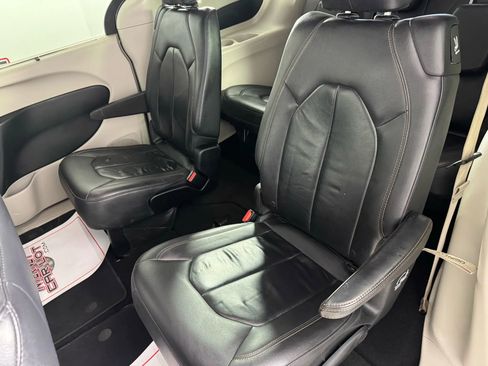 Used 2017 Chrysler Pacifica Touring-L w/ Tire & Wheel Group image 37