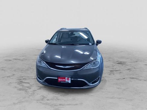 Used 2017 Chrysler Pacifica Touring-L FWD image 5