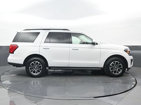 Used 2024 Ford Expedition XLT RWD image 2