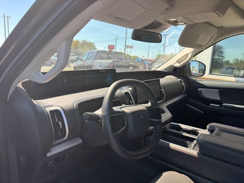 Used 2025 Ford Expedition Active image 4