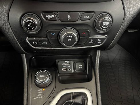 Used 2018 Jeep Cherokee Latitude Plus image 21