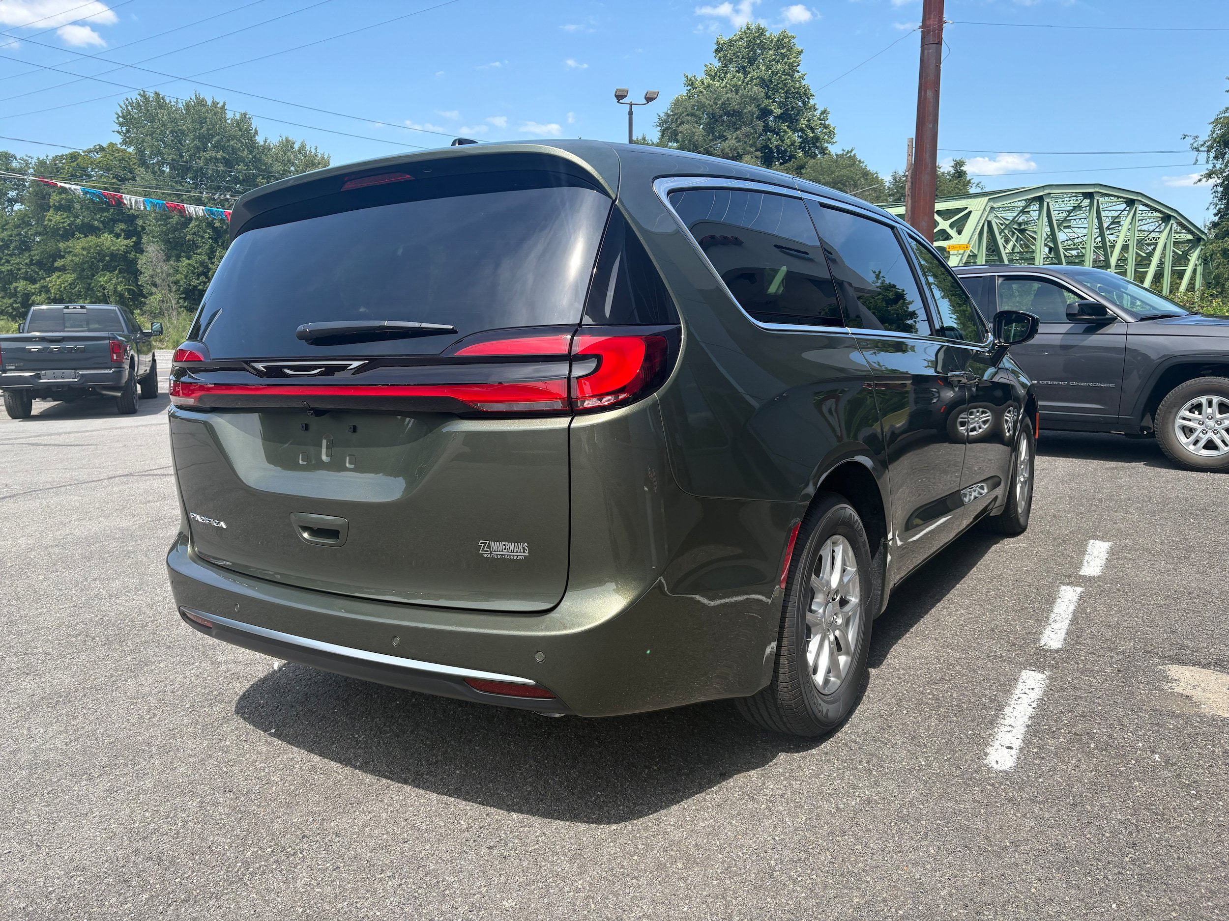New 2027 Chrysler Pacifica Select FWD image 7