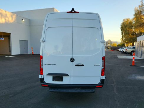Used 2024 Mercedes-Benz Sprinter 2500 image 7
