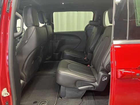 New 2025 Chrysler Pacifica Select image 13