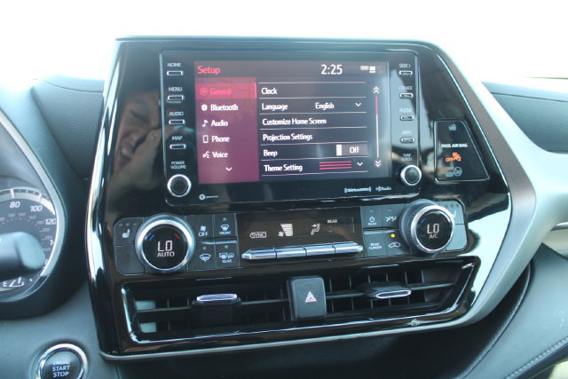 Used 2022 Toyota Highlander XLE FWD image 22