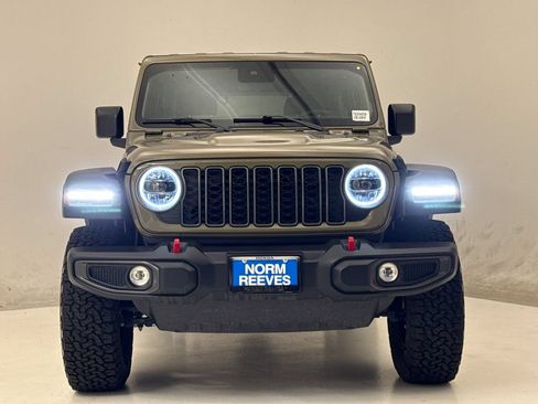 Used 2025 Jeep Wrangler Unlimited Rubicon w/ Convenience Group AWD/4WD image 3