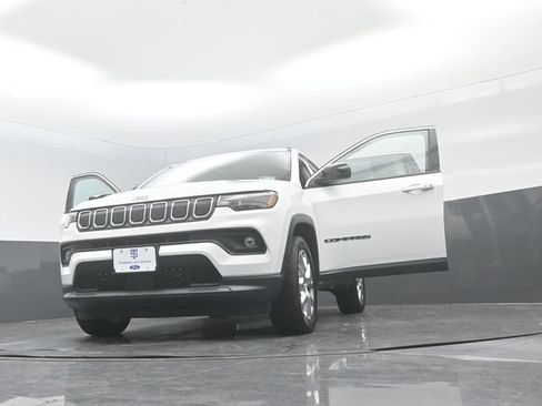Used 2022 Jeep Compass Latitude AWD/4WD image 32