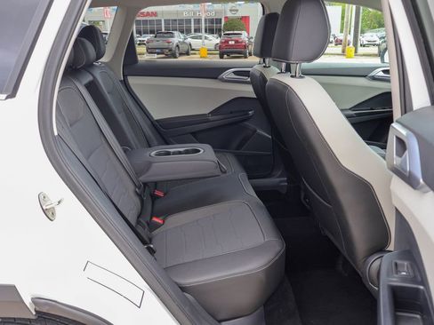 Used 2025 Volkswagen Taos SE AWD/4WD image 10