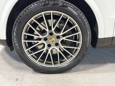 Certified 2023 Porsche Cayenne Platinum Edition AWD/4WD image 42