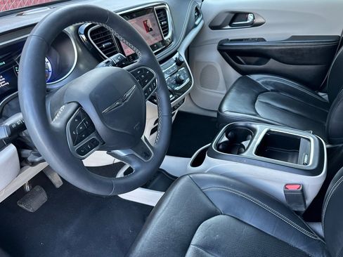 Used 2022 Chrysler Pacifica Touring-L image 10