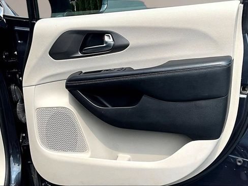 Used 2021 Chrysler Pacifica Touring-L FWD image 26