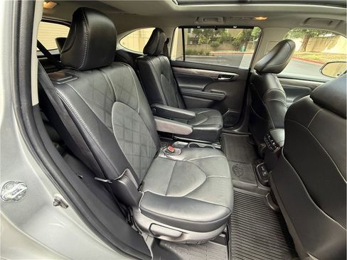 Used 2022 Toyota Highlander Platinum FWD image 30