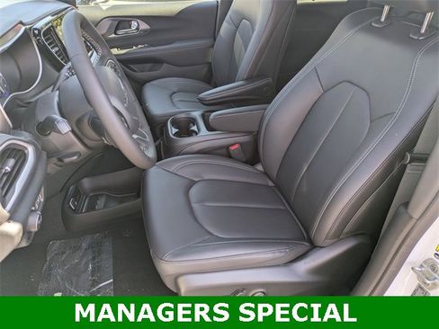 New 2026 Chrysler Pacifica Select image 11