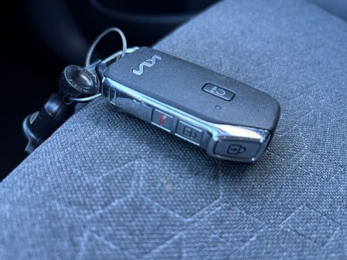 Used 2025 Kia Seltos S image 18