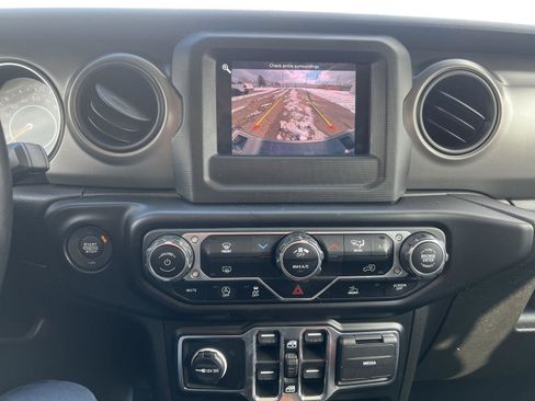 Used 2022 Jeep Gladiator Willys image 16