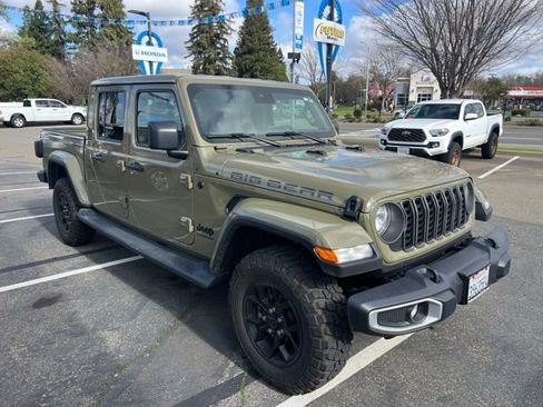Used 2025 Jeep Gladiator Sport image 3