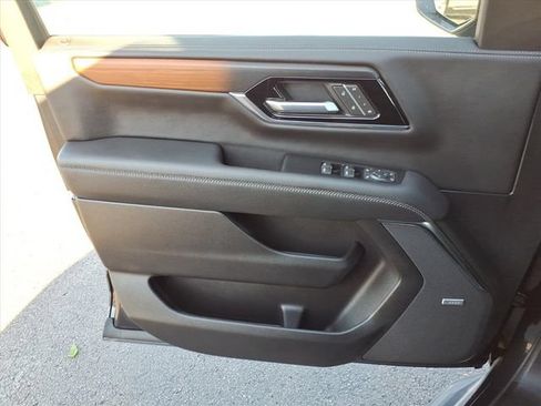 Used 2025 GMC Yukon Denali w/ Advanced Technology Package AWD/4WD image 31