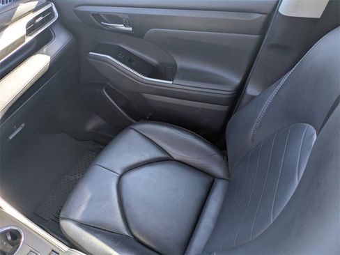 Used 2021 Toyota Highlander XLE image 18