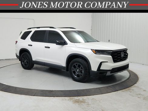 Used 2025 Honda Pilot TrailSport image 1
