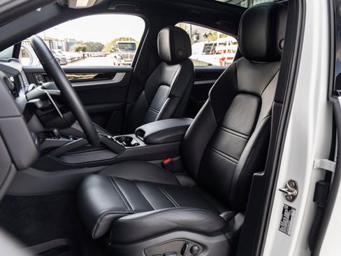 Used 2025 Porsche Cayenne Coupe image 5