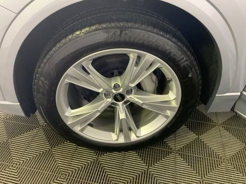 Used 2022 Audi Q8 Premium image 11