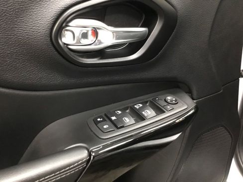 Used 2023 Jeep Cherokee Altitude Lux AWD/4WD image 8