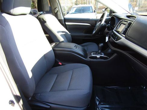 Used 2019 Toyota Highlander LE image 31