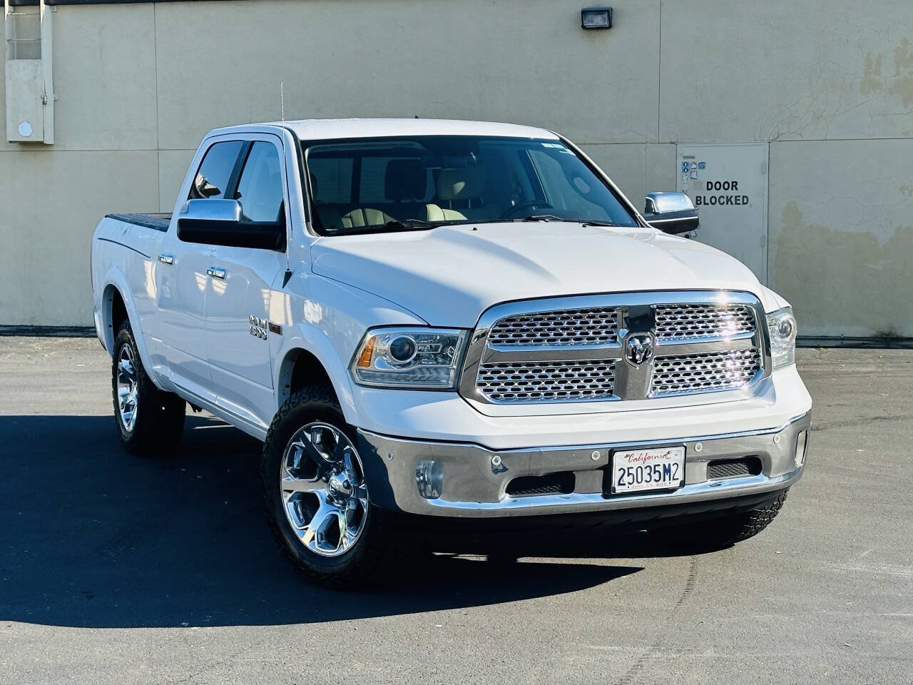 Used 2018 RAM 1500 Laramie AWD/4WD image 1