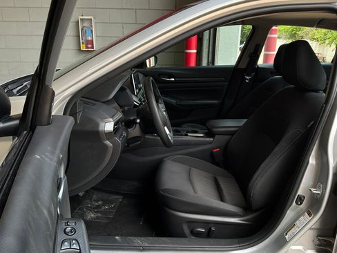 Used 2025 Nissan Altima 2.5 SV FWD image 10