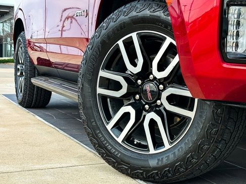 Used 2024 GMC Yukon AT4 w/ Technology Package image 2