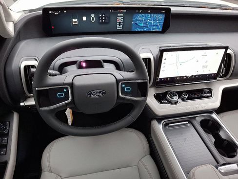 New 2025 Ford Expedition Active image 8