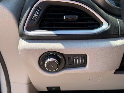 Used 2023 Chrysler Pacifica Touring-L FWD image 18