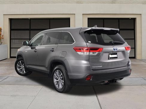 Used 2019 Toyota Highlander XLE AWD/4WD image 2