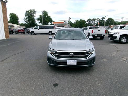 Used 2024 Volkswagen Jetta SE FWD image 3