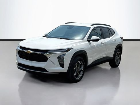 Used 2025 Chevrolet Trax LT w/ LT Convenience Package FWD image 3