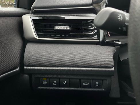 Used 2025 Toyota Camry SE image 13