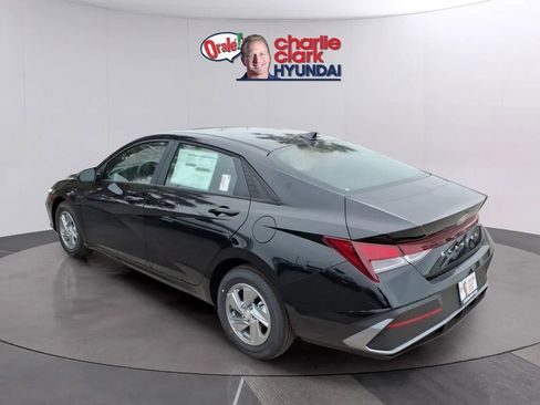New 2026 Hyundai Elantra SE FWD image 3