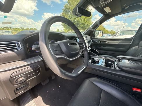 Used 2024 Jeep Wagoneer L Series II RWD image 17