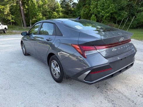 Used 2025 Hyundai Elantra SE FWD image 4