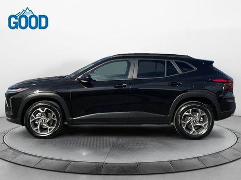 Used 2025 Chevrolet Trax LT w/ LT Convenience Package image 2