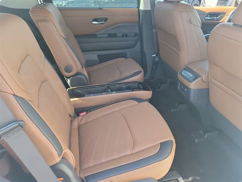 New 2025 Nissan Pathfinder Platinum image 13