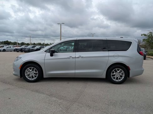 Used 2024 Chrysler Voyager LX FWD image 8