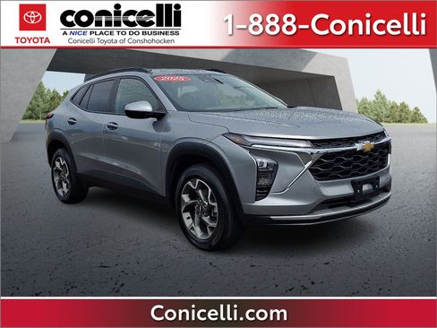 Used 2025 Chevrolet Trax LT FWD image 1