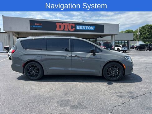 Used 2025 Chrysler Pacifica Limited w/ Uconnect Theater Family Group FWD image 3