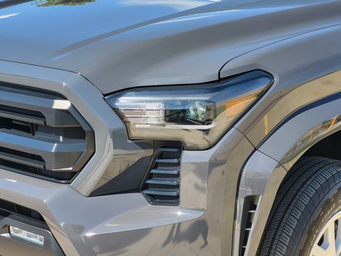 Certified 2025 Toyota Tacoma SR5 AWD/4WD image 5