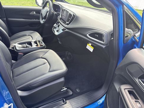New 2027 Chrysler Pacifica Select AWD/4WD image 15